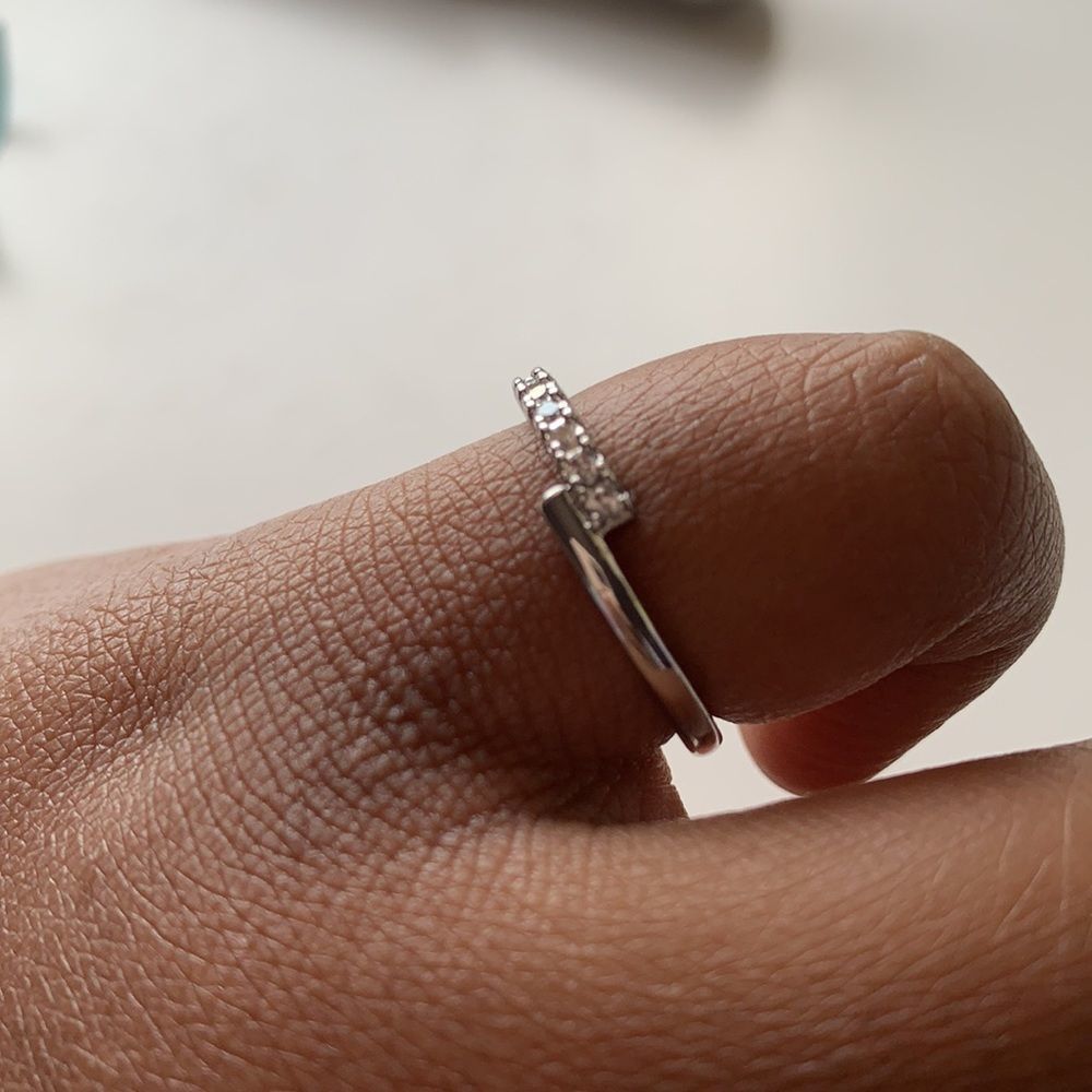 ❌Crossed Ring NWOT